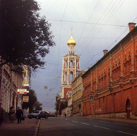 Колокольня и братские келии Высоко-Петровского монастыря